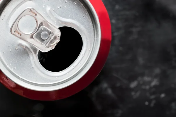 Cola fria pode cobrir de perto com gotas de água — Fotografia de Stock