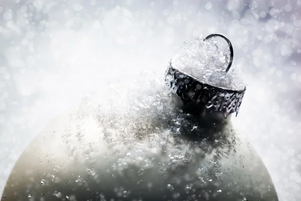 Bola de vidro de Natal na neve, fundo de inverno — Fotografia de Stock