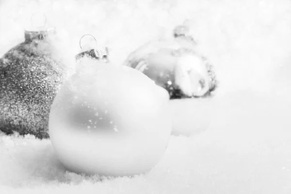 Glazen kerstballen op sneeuw, winter achtergrond — Stockfoto