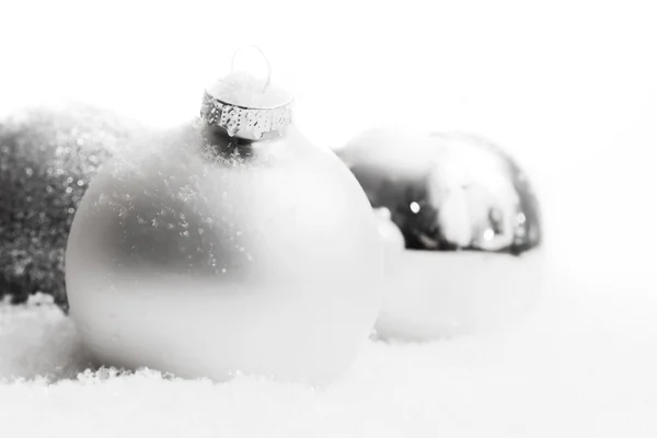 Vánoční skleněné koule na sněhu, zimní pozadí — Stock fotografie