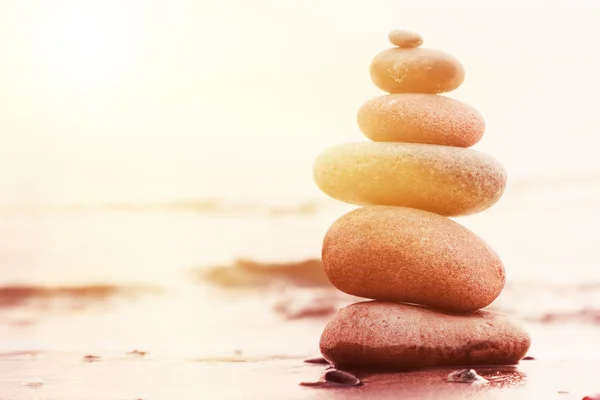 선, 조화, 균형을 상징 하는 모래에 돌 피라미드 — 스톡 사진