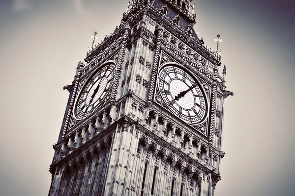De Big ben, de klok van de klok close-up. Londen, Engeland, het Verenigd Koninkrijk. — Stockfoto