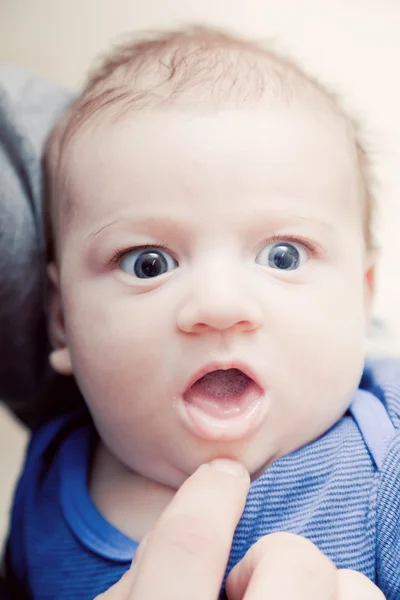 Un bébé de 3 mois se fait piquer par son parent avec un doigt . — Photo