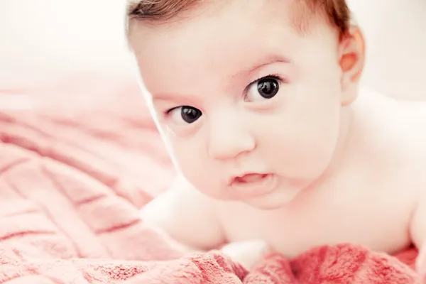 Schattig 3 maanden baby liggend op bed en kijken naar de camera — Stockfoto