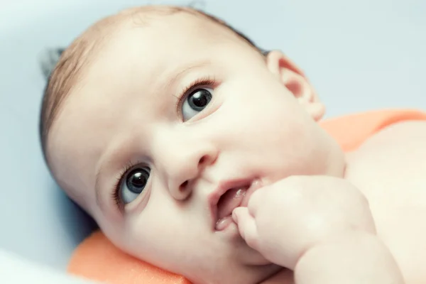 Bathing a young 3 month baby — Stock Photo, Image