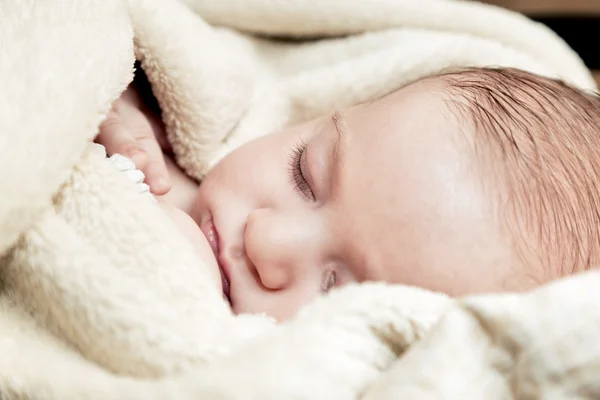 Precioso bebé de 3 meses durmiendo en una manta suave — Foto de Stock