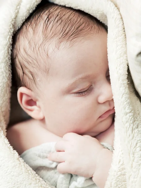 Precioso bebé de 3 meses durmiendo en una manta suave — Foto de Stock