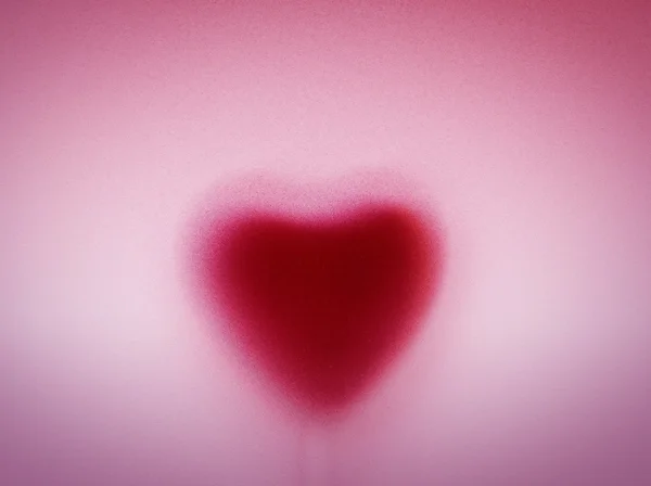 Hjärta form bakom mjölkaktig frostat glas. kärlek, romantiska bakgrund — Stockfoto