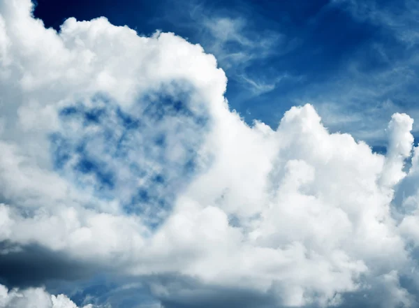 Szív alakú felhő a kék napos ég. — Stock Fotó