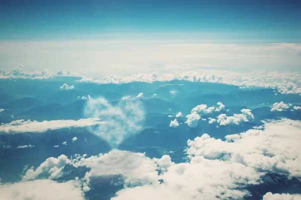 Heart shaped cloud on blue sunny sky. — Stock Photo, Image