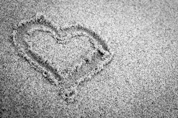 Hart vorm op zand. romantische, zwart-wit — Stockfoto
