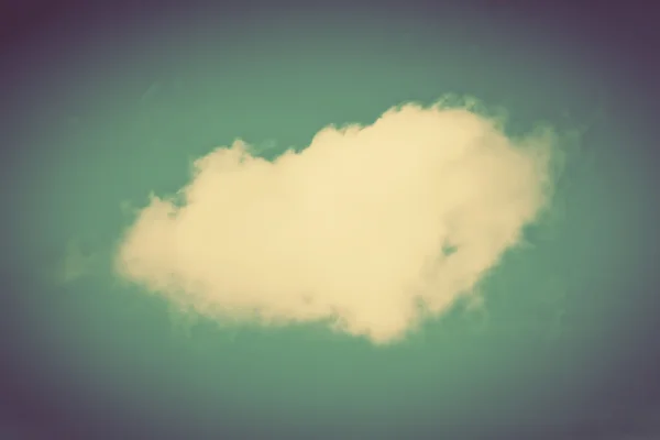 Uma única nuvem no céu limpo. Retro, estilo vintage — Fotografia de Stock