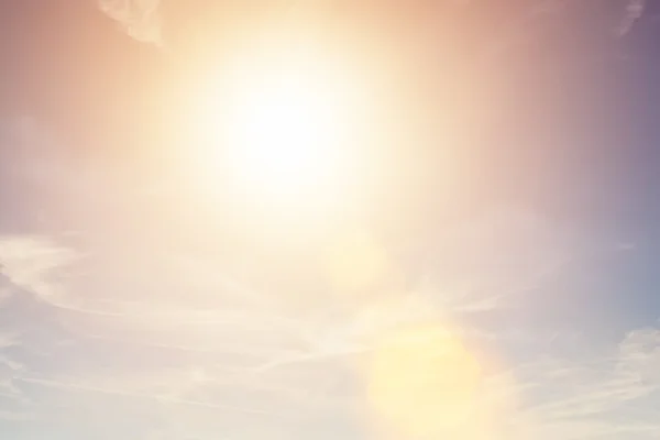 晴朗的天空在老式复古风格的背景。太阳耀斑 — 图库照片