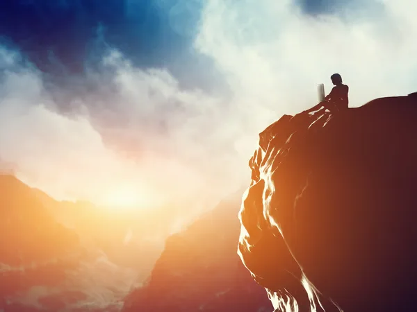 A man standing on the peak of a mountain — Stock Photo, Image