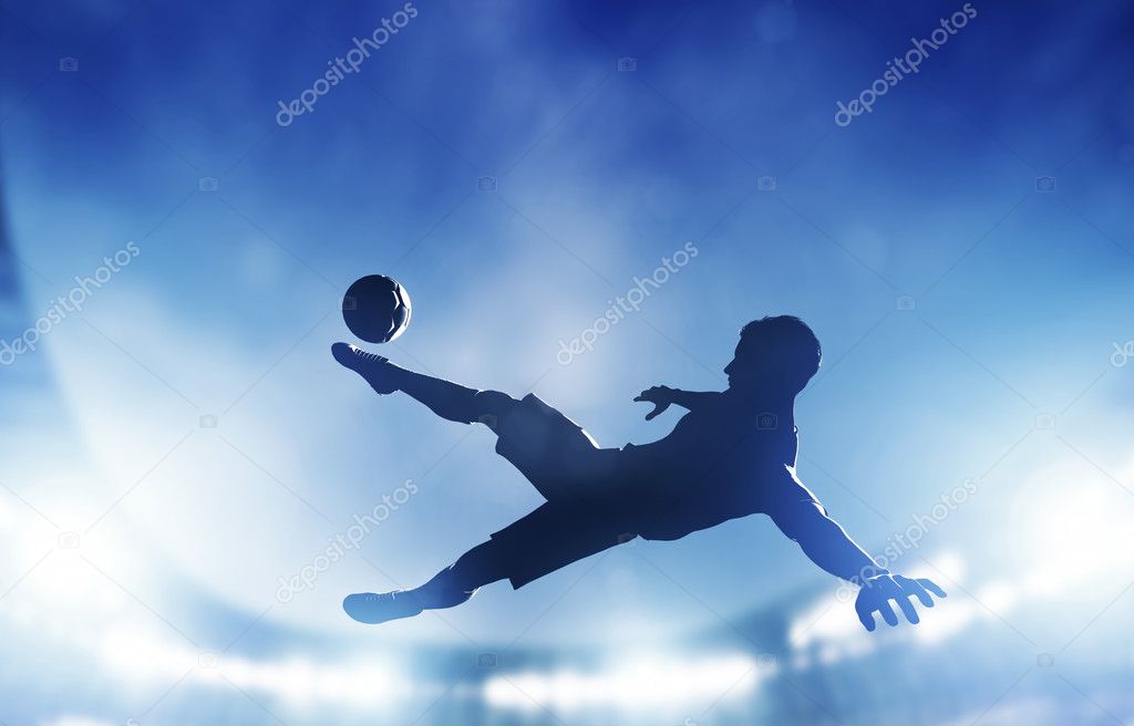 Un jugador disparando en el gol — Fotos de Stock