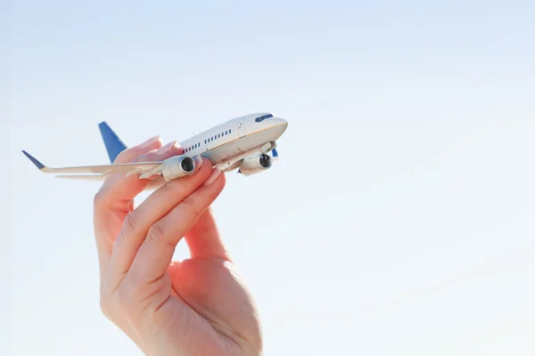 Modelo de avião na mão no céu ensolarado — Fotografia de Stock