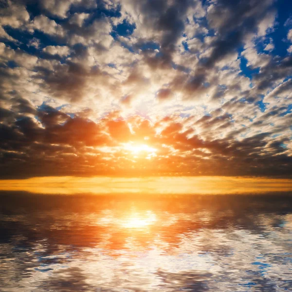 Pôr do sol dramático no mar — Fotografia de Stock