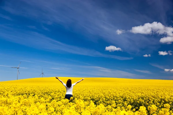 Mulher no campo de primavera . — Fotografia de Stock