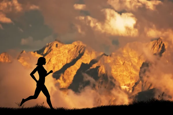 Mujer corriendo, corriendo en las montañas —  Fotos de Stock