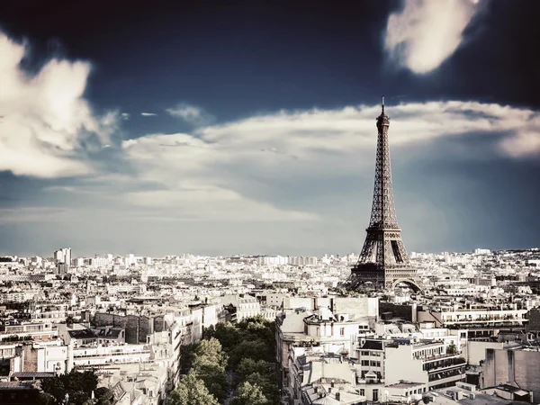 Dachterrasse mit Blick auf den Eiffelturm, Paris, Frankreich — Stockfoto