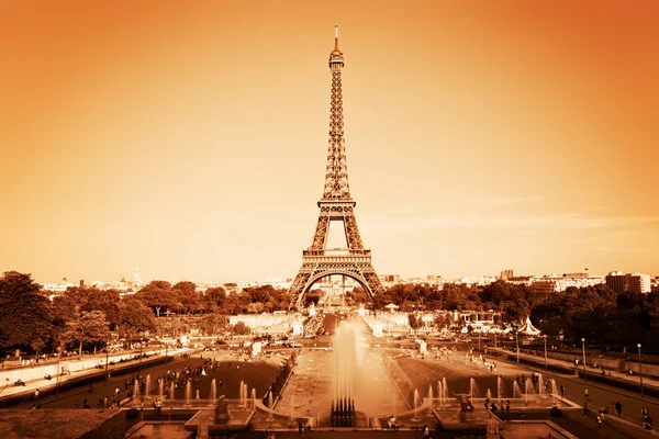 Eiffelturm und Brunnen, Paris, Frankreich. — Stockfoto