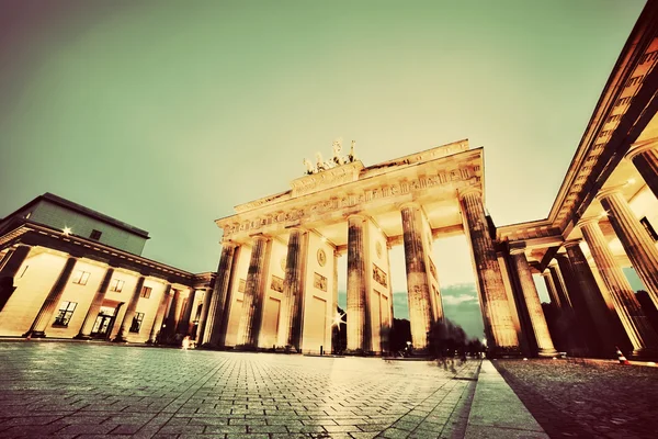 勃兰登堡门，柏林，德国在晚上。老式复古 — 图库照片