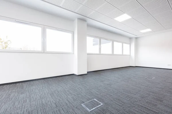 新办公室空无一人 租赁会议室 — 图库照片