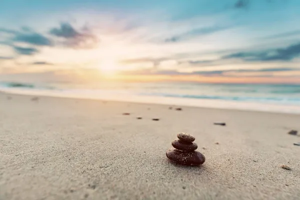 Zen Steine Ruhigen Strand Bei Sonnenuntergang Friedlicher Ozean Achtsamkeit — Stockfoto