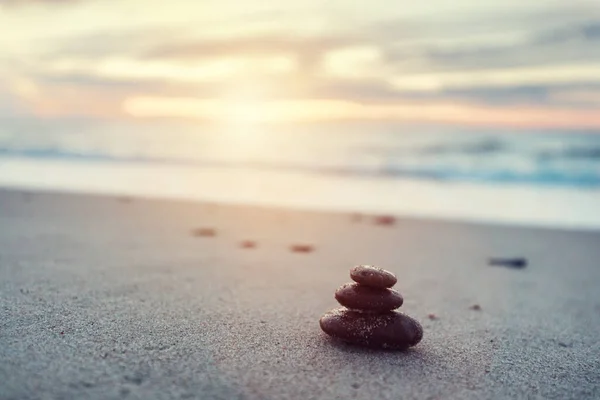 Piedras Zen Playa Tranquila Atardecer Océano Pacífico Atención Plena —  Fotos de Stock