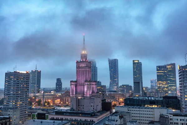 黄昏时分的波兰华沙市中心全景 — 图库照片