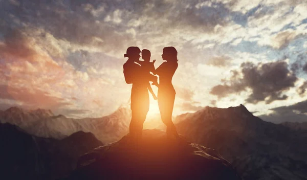 Οικογένεια Μαζί Πατέρας Μητέρα Και Παιδί Βουνό Ηλιοβασίλεμα — Φωτογραφία Αρχείου