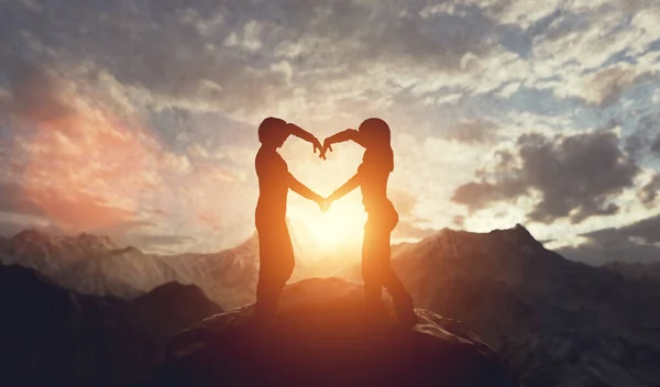 Verliefd Stel Dat Hartvorm Maakt Bij Zonsondergang Bergen Romantische Valentijnsdag — Stockfoto