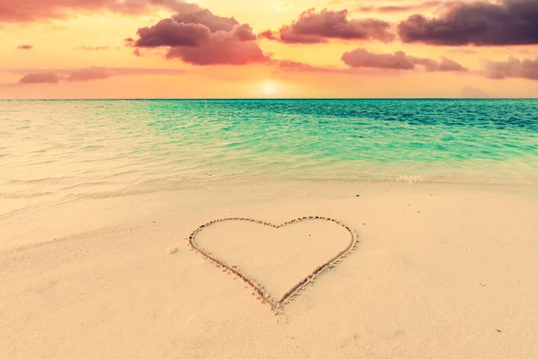 Hart Zand Tropisch Strand Bij Zonsondergang Valentijnsdag Malediven Eilanden — Stockfoto