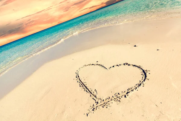 Hart Zand Tropisch Strand Bij Zonsondergang Valentijnsdag Malediven Eilanden — Stockfoto