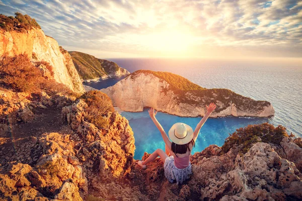 Turista Mujer Zakynthos Grecia Admirando Playa Del Naufragio Navagio —  Fotos de Stock