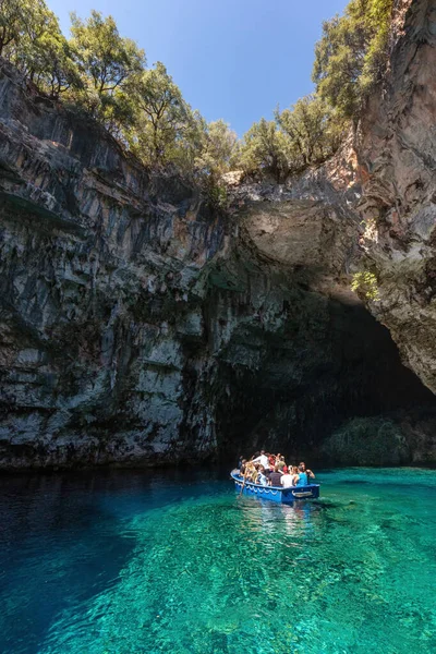 Kefalonia Greece September 2021 Tourists Melissani Lake Next Drogarati Cave — Stock Photo, Image
