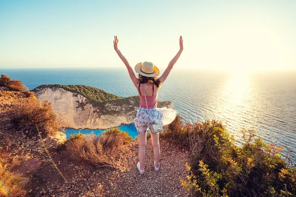 Женщина Турист Закинф Греция Любуясь Navagio Кораблекрушение Пляж — стоковое фото