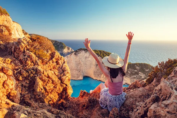 Női Turista Zakynthos Görögország Megcsodálta Navagio Hajóroncs Strand — Stock Fotó