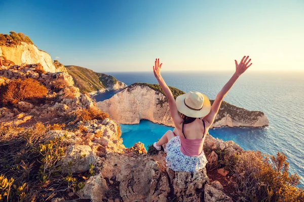 Turista Mujer Zakynthos Grecia Admirando Playa Del Naufragio Navagio —  Fotos de Stock