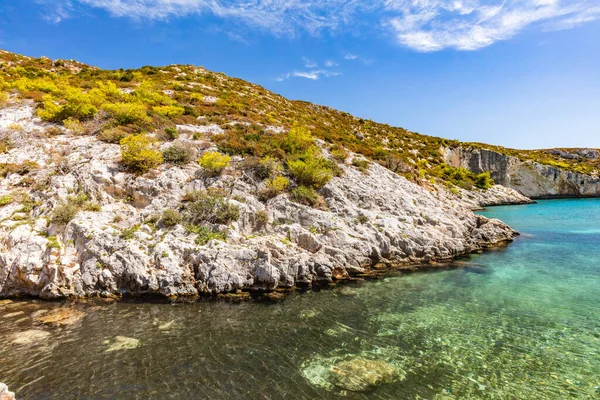 ギリシャのザキントス ポルト リムニオンス ビーチのイオニア海のラグーン 洞窟とクリスタルクリア水 — ストック写真