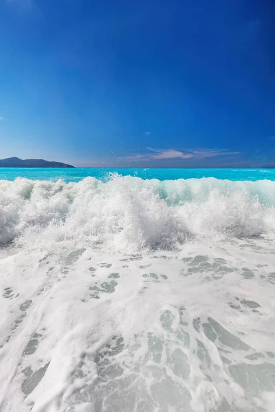 Hullámok Zuhannak Jón Tengeren Görögországban Myrtos Strand Kefalonia — Stock Fotó