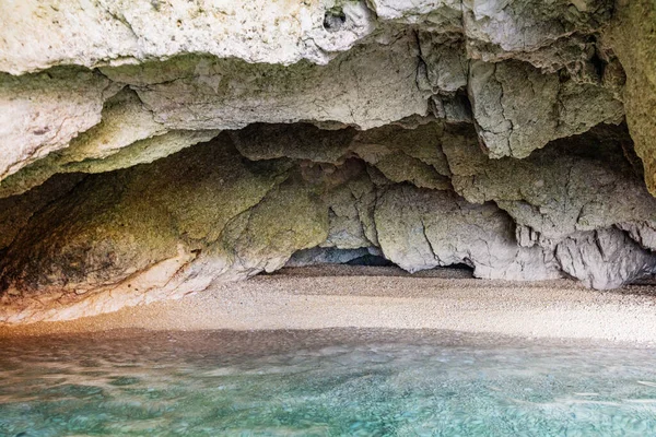 ในถ าทะเลในซาก นธอส ประเทศกร ทะเลไอโอเน ชายหาด Xigia — ภาพถ่ายสต็อก