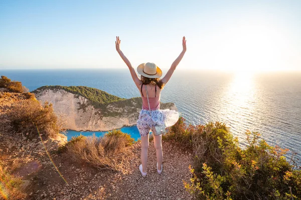 Žena Turista Zakynthos Řecko Obdivuje Navagio Ztroskotání Pláž — Stock fotografie