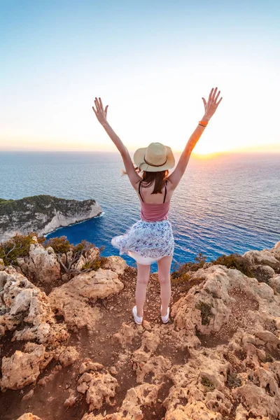 Touristin Zakynthos Griechenland Bewundert Den Strand Des Schiffswracks Navagio — Stockfoto