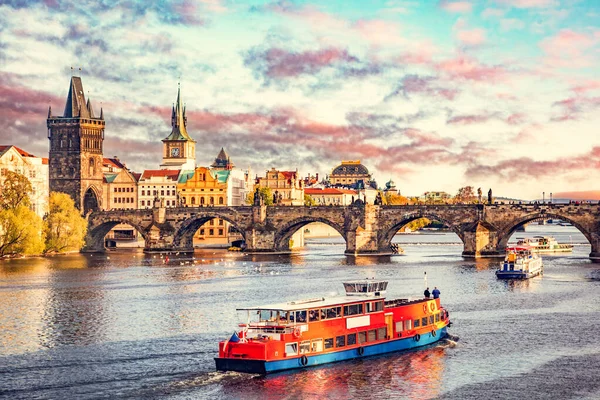 Praga República Checa Con Puente Carlos Río Moldava Atardecer — Foto de Stock