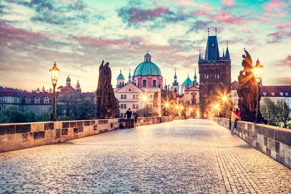 Karlův Most Praze Česká Republika Při Východu Slunce Historickými Sochami — Stock fotografie
