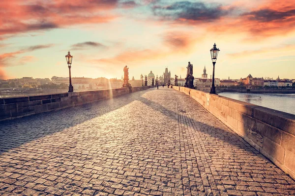 チェコ共和国プラハのカレル橋歴史的彫像と日の出 — ストック写真