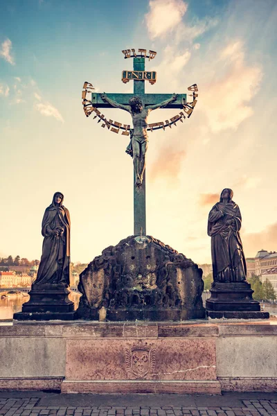Estátua Santo Crucifixo Ponte Charles Praga República Tcheca Nascer Sol — Fotografia de Stock