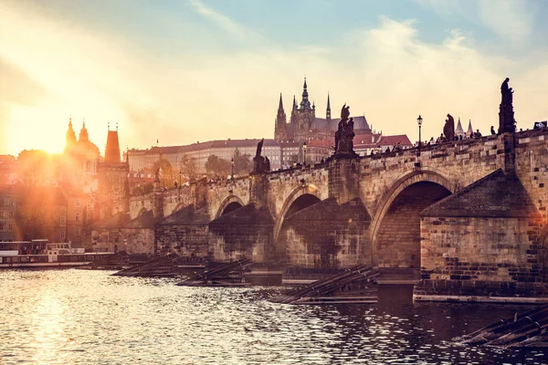 Károly Híd Prágában Csehországban Naplementekor Kilátás Hradcany Felé — Stock Fotó