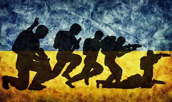 兵士と軍はウクライナのために戦い ロシアとの戦争 ウクライナ国旗 — ストック写真